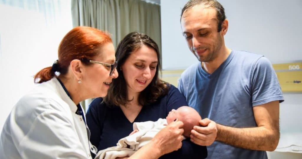 Cum a fost salvată o fetiță născută cu o greutate de doar 740 de grame.