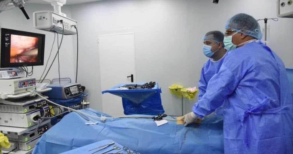 Cum a fost îngrijită o pacientă cu cancer mamar și diverticulită
