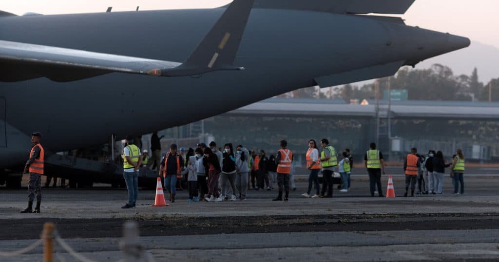 Curtea Supremă a SUA îi dă voie lui Trump să continue procesul de expulzare a migranților.