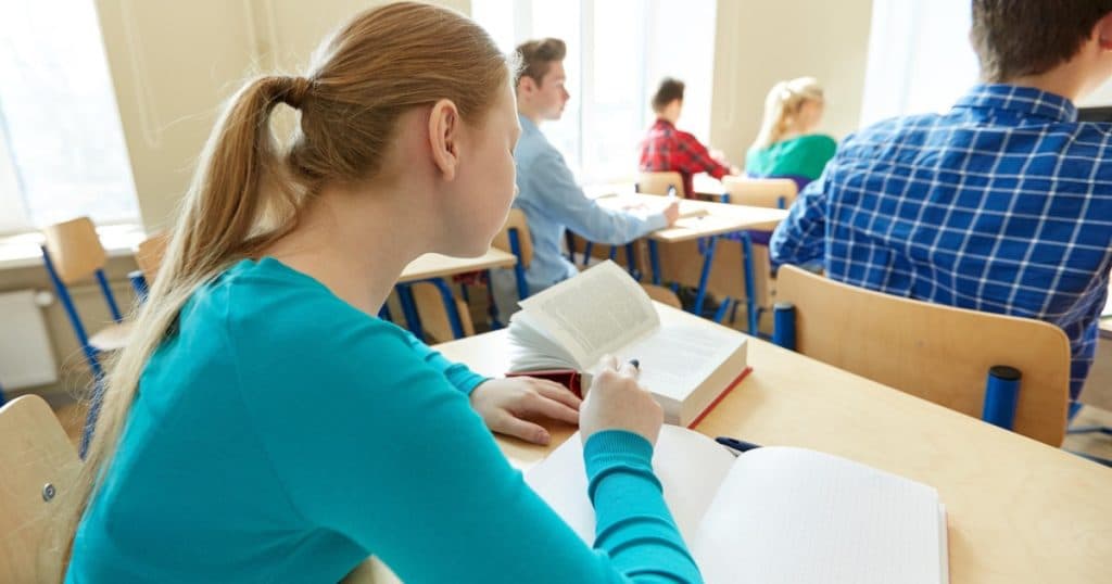 Curtea Supremă a SUA, cu o majoritate conservatoare, examinează manualele școlare care includ teme LGBT+.