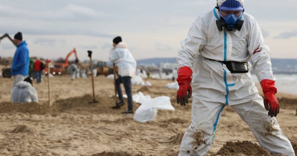 Dezastrul ecologic provocat de eșuarea celor două petroliere rusești în decembrie afectează grav sezonul turistic de la Marea Neagră.