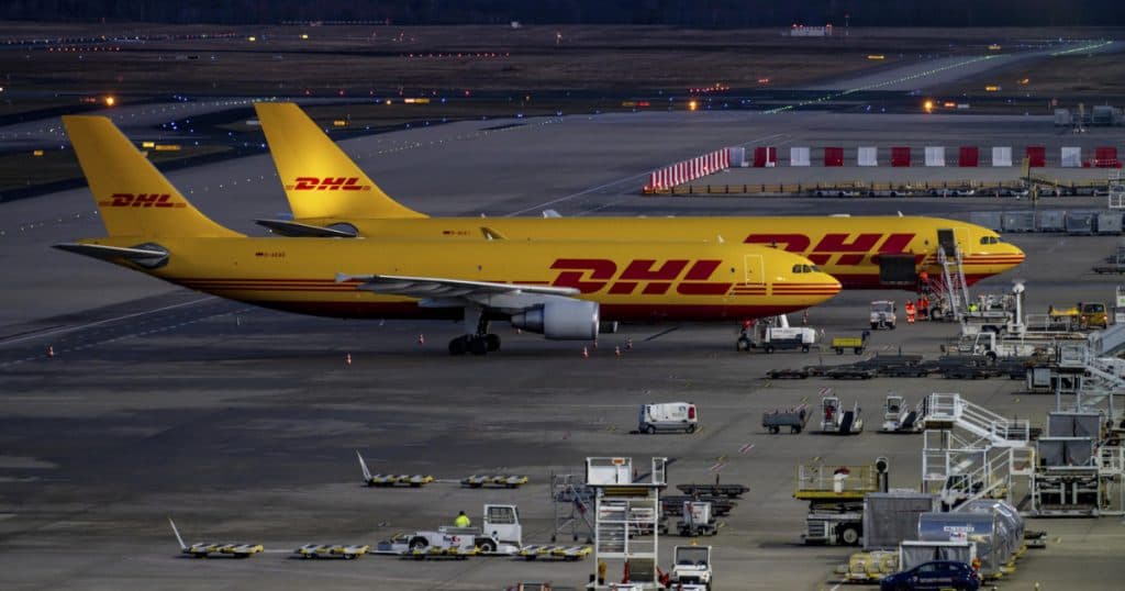 DHL oprește livrările coletelor de mare valoare către Statele Unite din cauza tarifelor stabilite de Donald Trump.