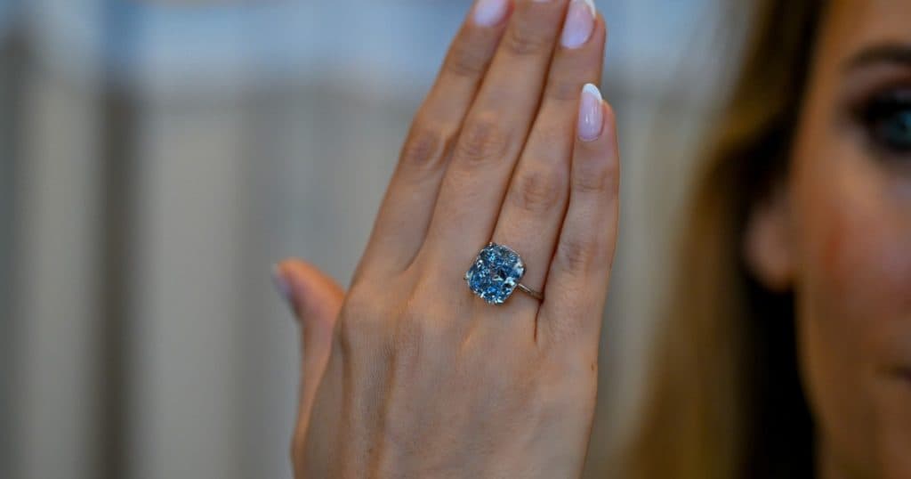 Diamantul „Mediterranean Blue” de 10,03 carate a fost prezentat la Abu Dhabi înainte de licitație. Valoarea sa impresionantă.