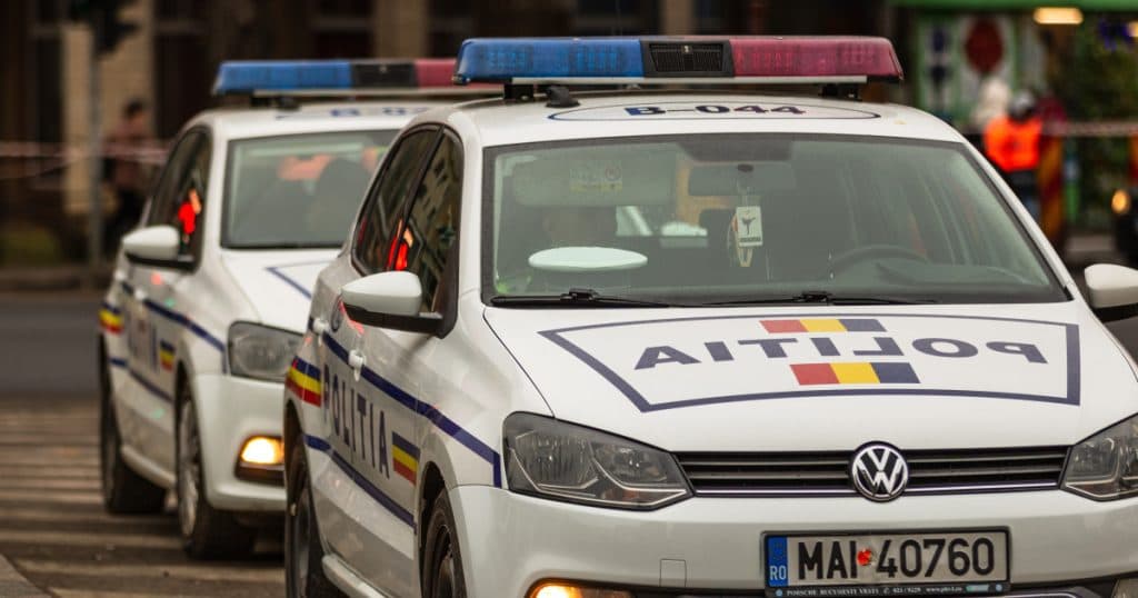 Doi tineri din Cluj, reținuți pentru amenințarea cu un cuțit a unei persoane în locuința acesteia și furul a 15.000 de lei.