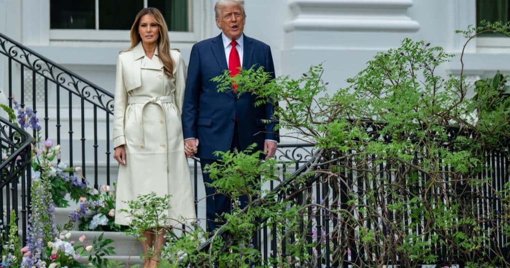 Donald Trump și soția sa vor participa la funeraliile Papei Francisc.
