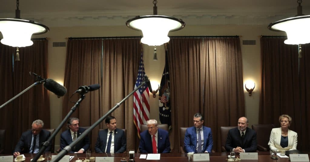 Donald Trump intenționează să finalizeze 90 de acorduri comerciale în 90 de zile, dar specialiștii atrag atenția asupra riscurilor implicate.