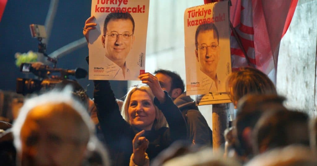 Ekrem Imamoglu, prima prezență în instanță după arestarea sa, pe 19 martie. Mesajul primarului Istanbulului, competitorul lui Erdogan.