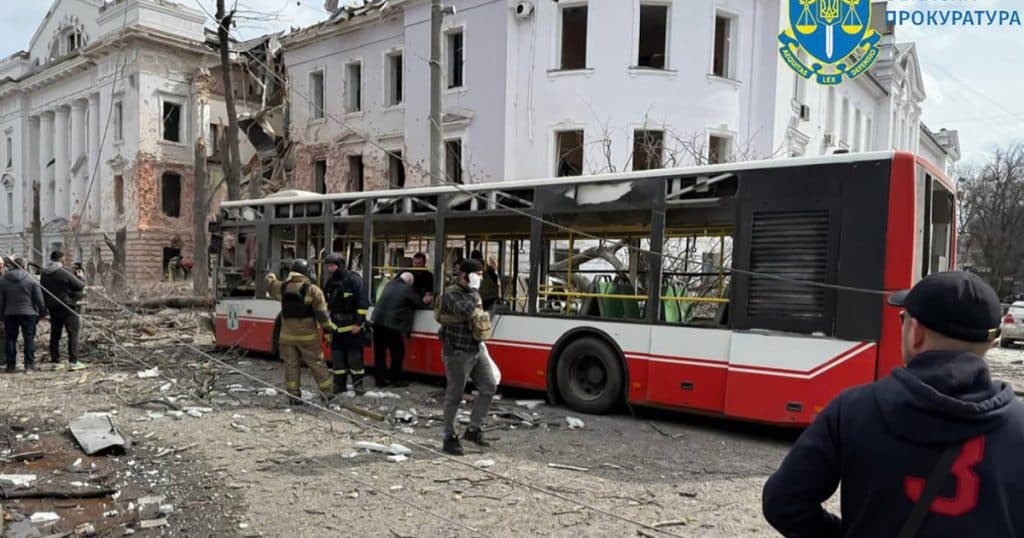 Erou la 13 ani. Un adolescent a reușit să iasă dintr-un autobuz în flăcări și a salvat alte persoane în urma atacului rus din Florii, din Sumî.
