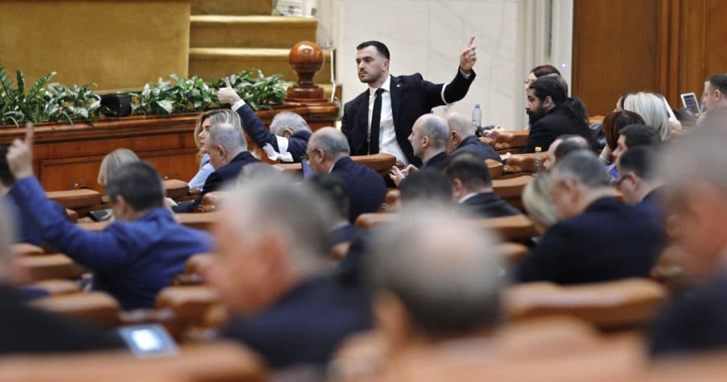 Reacții după moțiunea AUR îndreptată împotriva ministrului Muncii. „Este o conjunctură, dar este oportun”