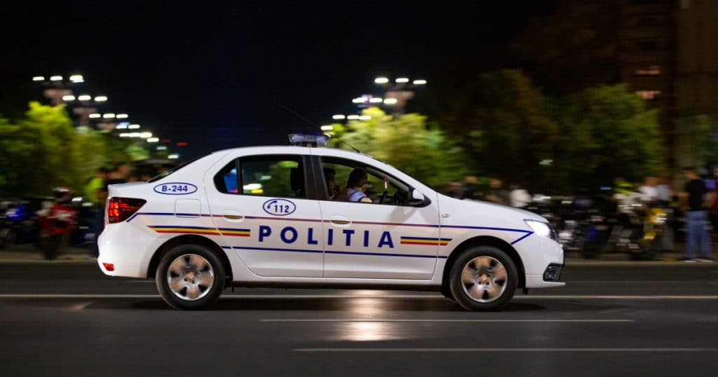 O femeie a decedat după ce a fost obligată de un bărbat să rămână pe șine, fiind călcată de tren la Oradea. Suspectul a fost reținut preventiv.