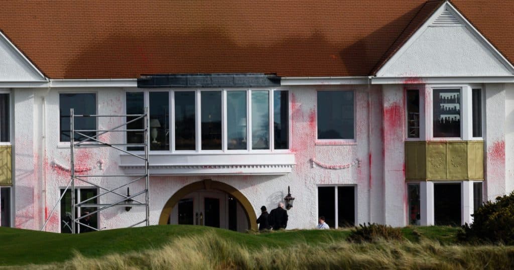 A patra persoană acuzată de vandalizarea terenului de golf din Scoția aparținând lui Donald Trump.