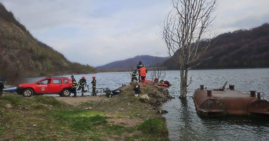 Au fost reluate căutările pentru pompierul căzut în lacul Siriu, iar Serviciul Salvamont utilizează un scanner acvatic dotat cu inteligență artificială.