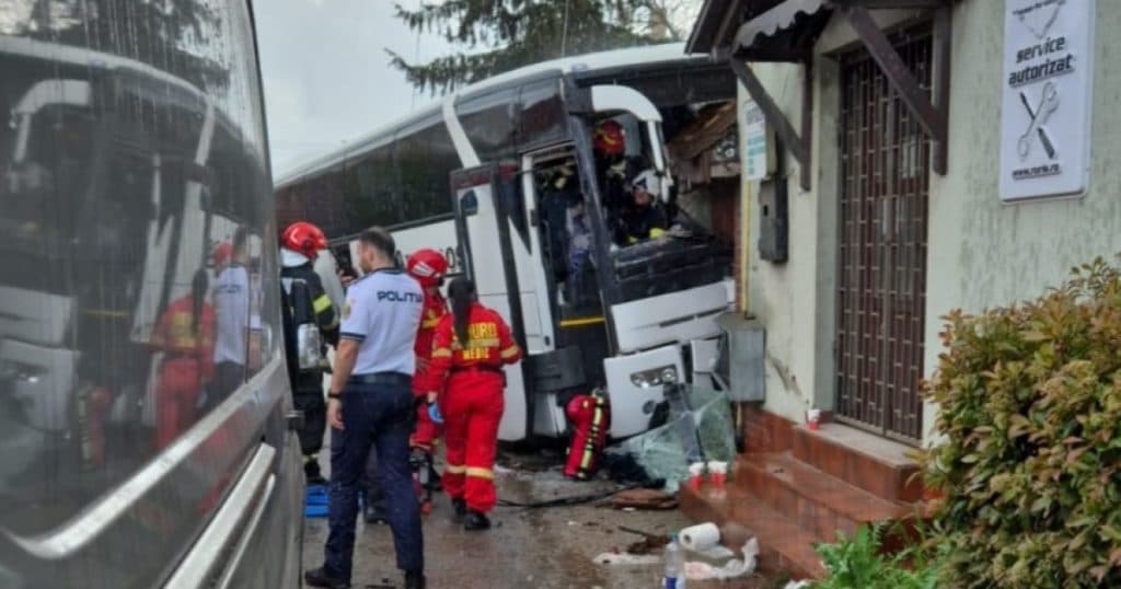 Autocar plin cu pasageri implicat într-un accident în județul Bihor. Mai multe persoane au fost încarcerate, iar traficul este blocat.