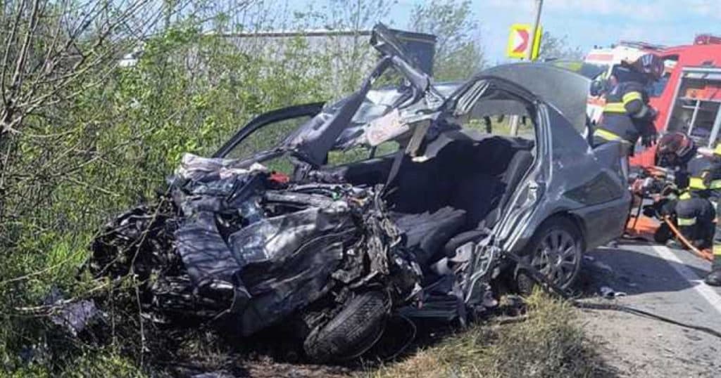 O femeie a decedat, iar doi copii se află în stare gravă, în urma unui accident rutier petrecut în județul Arad.