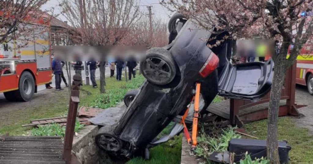 Patru tineri au fost răniți într-un accident de circulație în județul Cluj, iar un elicopter SMURD a fost solicitat.
