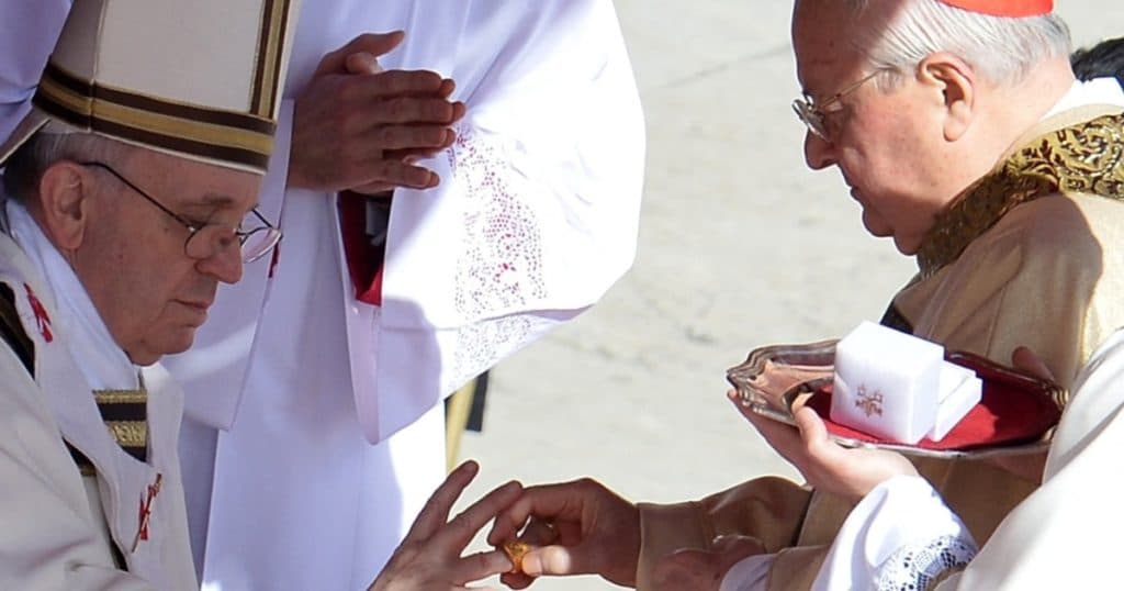 Tradiția distrugerii inelului papal după moartea suveranului pontif: ce se va întâmpla cu sigiliul papei Francisc