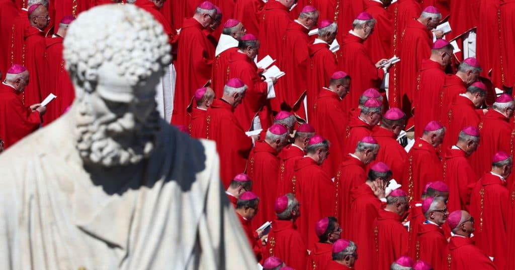 Cardinalii se reunesc la Roma pentru a stabili conclavul. Cine va lua parte și cum se va desfășura votul.