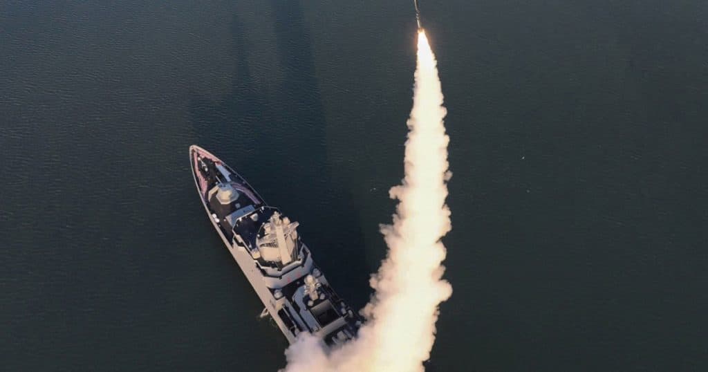 Coreea de Nord a efectuat teste cu primele rachete de croazieră de pe noua sa navă de război din clasa Choe Hyon și intenționează să achiziționeze un submarin.