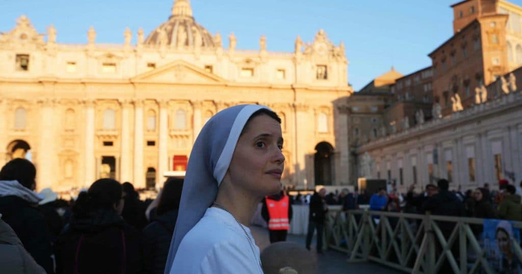 Cum a arătat Piața Sfântul Petru în dimineața înmormântării Papei, cu o lumină aurie acoperind Vaticanul de la primele ore.