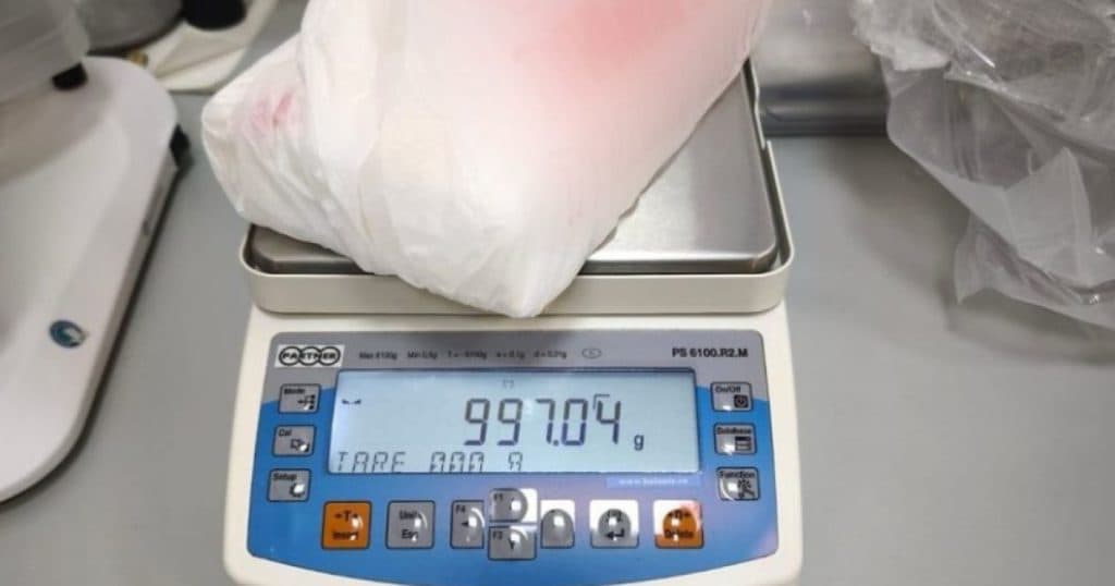 Doi irakieni și un bulgar, reținuți de DIICOT după ce au fost surprinși în timp ce comercializau un kilogram de cocaină, în București