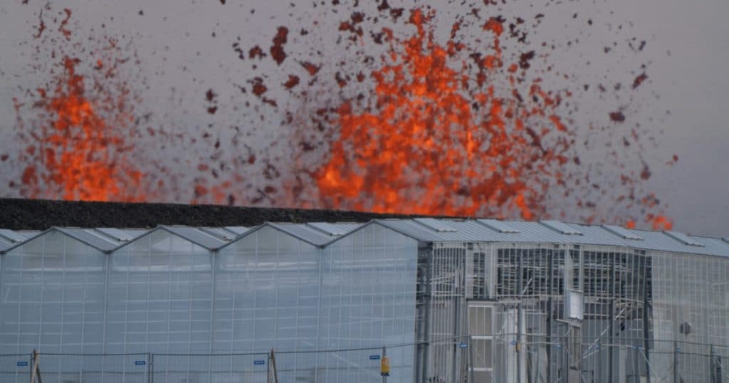 Erupție vulcanică în Islanda: evacuarea turiștilor și localnicilor