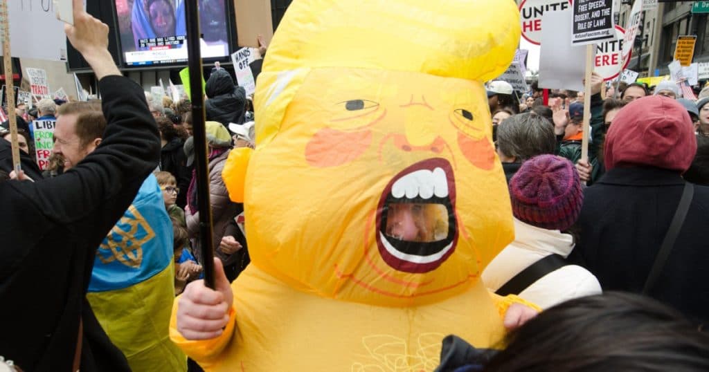 Manifestații anti-Trump în diverse orașe din SUA, sub sloganul „Jos mâinile”. Care sunt nemulțumirile americanilor?