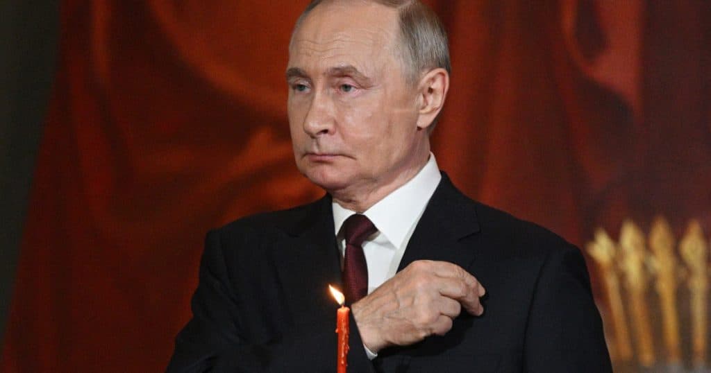 Vladimir Putin a participat la slujba ortodoxă de Paște, după ce a anunțat un armistițiu unilateral pe frontul din Ucraina.