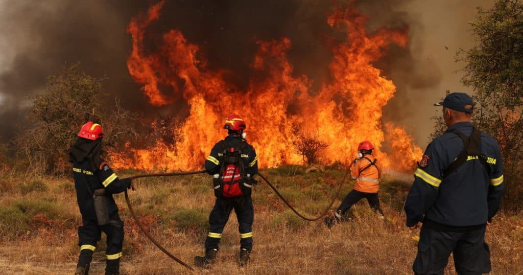 Grecia se pregătește pentru sezonul incendiilor din cauza schimbărilor climatice, cu un număr record de pompieri mobilizați în 2025.