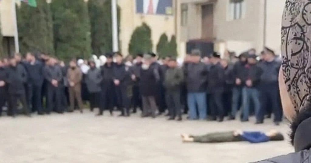 Imagini din Evul Mediu în Cecenia. Autoritățile sunt acuzate că au expus public trupul unui adolescent acuzat de atac asupra poliției.