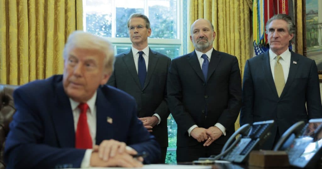 În contextul furtunii economice generate de taxele vamale, Donald Trump își reorganizează echipa responsabilă cu strategia comercială.