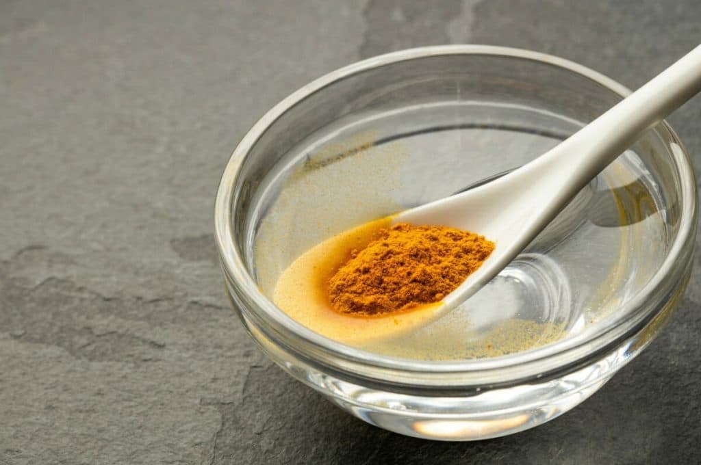 Începe-ți ziua cu apă caldă și turmeric și descoperă ce beneficii îți oferă.