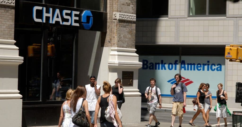 Îngrijorări în rândul marilor bănci. Directorii JPMorgan și Bank of America au avut discuții cu alți lideri din sector despre tarifele impuse de Trump.