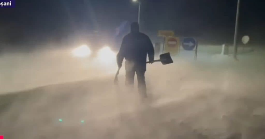 Intervenția jandarmilor montani pentru salvarea turiștilor blocați în zăpadă în apropierea stațiunii Stâna de Vale.