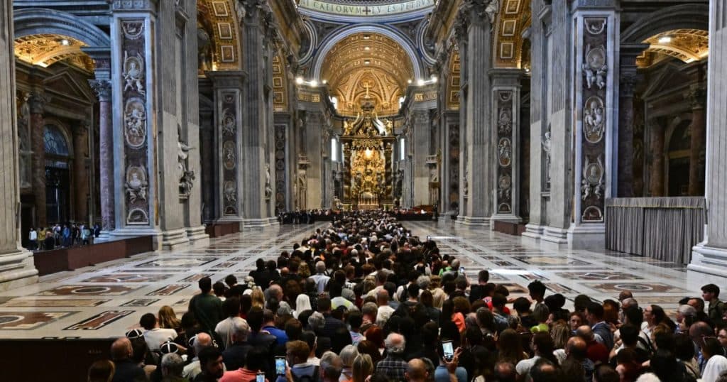 Transmisiune în direct: Roma, sub “asediul” participanților la funeraliile papei. Mormântul suveranului pontif va putea fi vizitat începând de duminică.