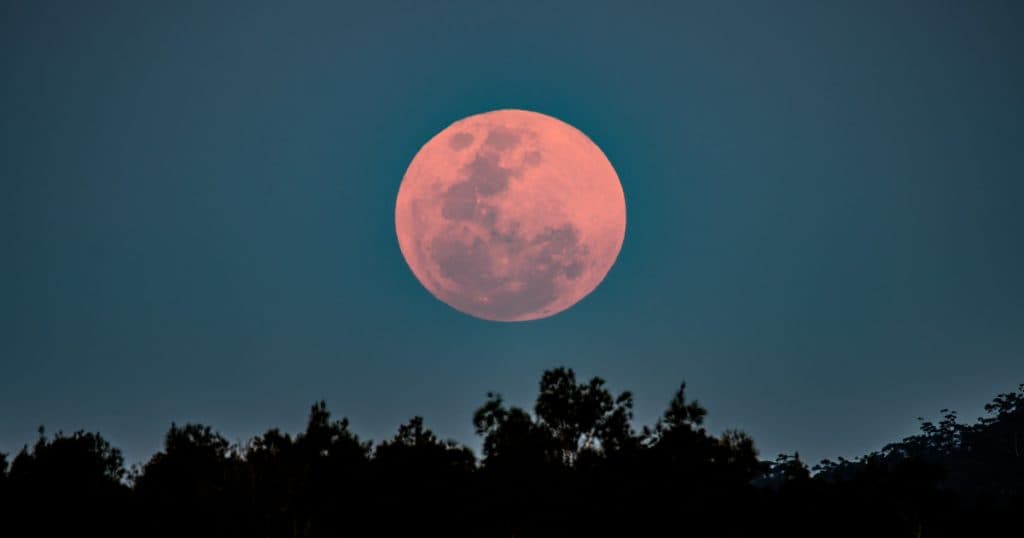 Luna Roz pe 13 aprilie. Momentul de observare a acestui fenomen astronomic în România și semnificația Lunii pline.
