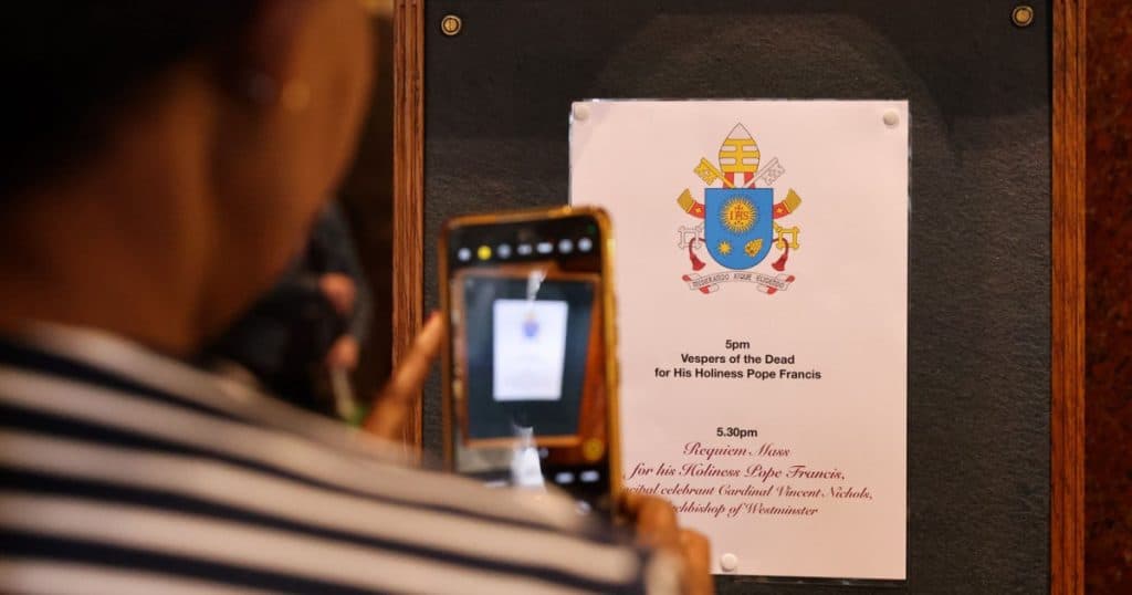 Maşinăria de comunicare a Vaticanului funcţionează la capacitate maximă pentru a anunţa decesul papei Francisc.