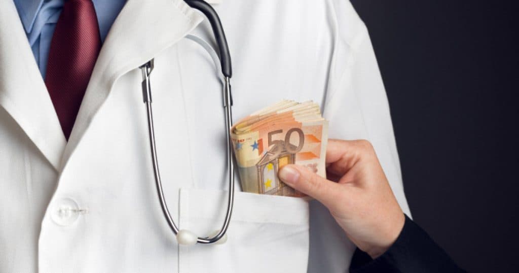 Medici din Iași suspectați de corupție. Primeau sume de până la 3.500 de euro pentru a accelera intervențiile chirurgicale ale pacienților.
