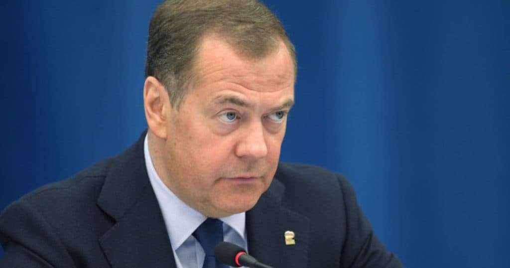 Medvedev apreciază tarifele impuse de Trump: „Vom rămâne pe malul râului, așteptând ca trupul adversarului să treacă pe lângă noi”