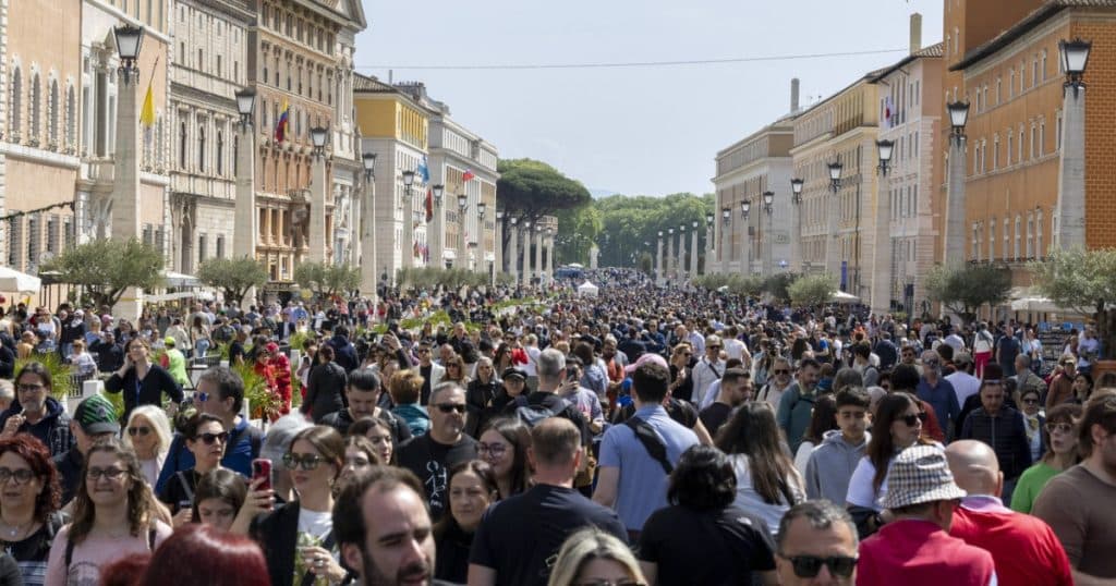 Mii de oameni au adus un omagiu papei Francisc în Piaţa Sfântul Petru. „A schimbat multe lucruri, a dărâmat bariere.”