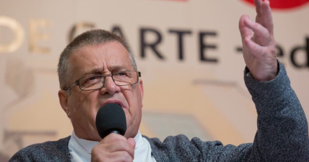 Mircea Dinescu declară că îl va acționa în judecată pe Victor Ponta. „În mod normal ar trebui să fie închis pentru trădare națională”