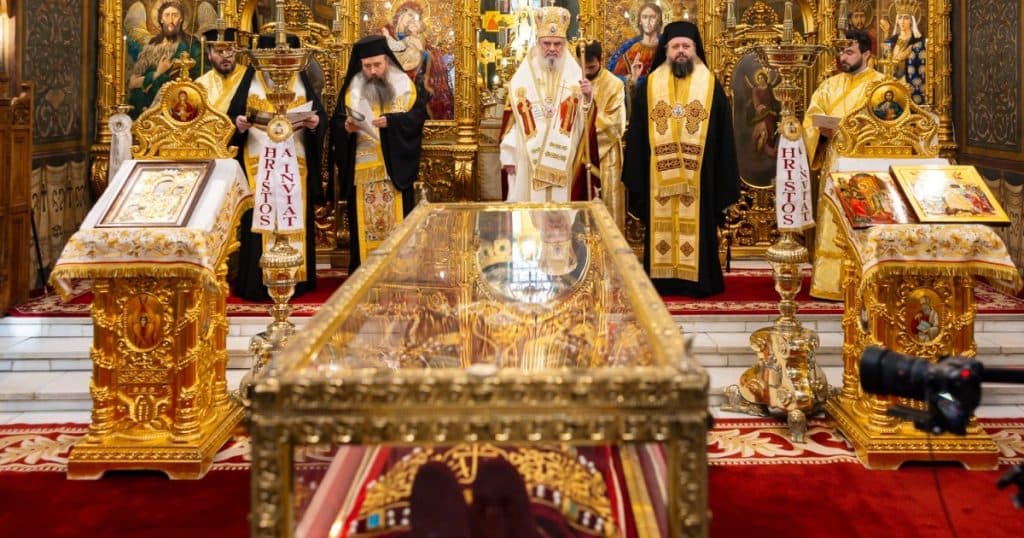 Moaștele Sfintei Împărătese Elena au fost aduse la Mănăstirea Pantocrator. Pelerinii sunt așteptați până pe 8 mai.