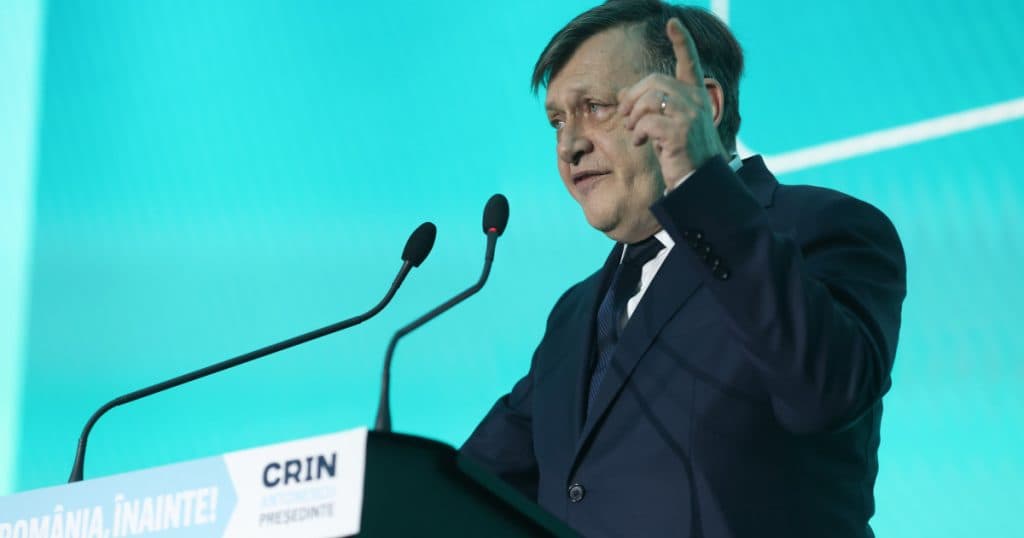 Alertă de știri: Crin Antonescu a făcut o declarație la Securitate referitoare la un fost coleg profesor. CNSAS: „Nu se poate reține calitatea de colaborator”.