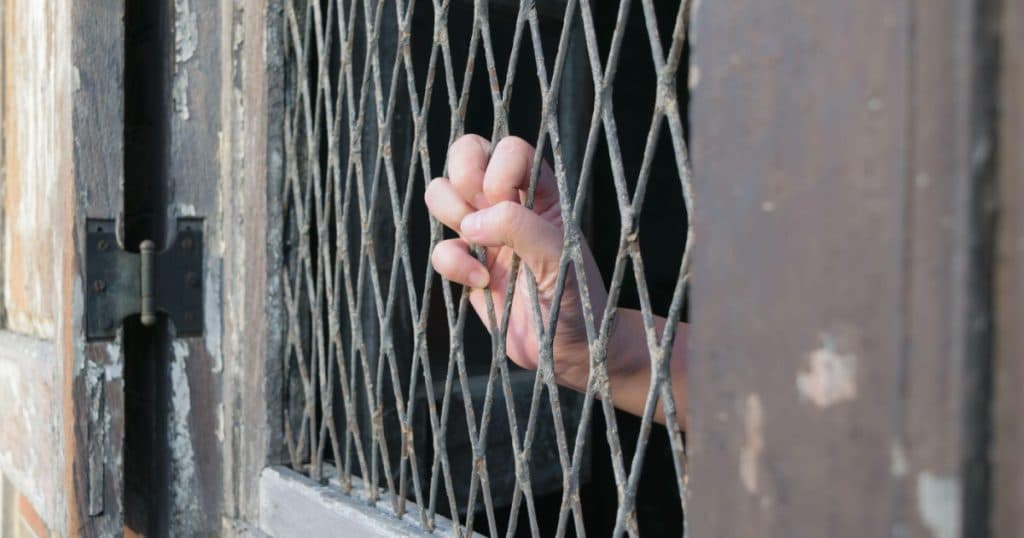 O femeie din Dâmbovița a fost surprinsă în timp ce expedia soțului său încarcerat droguri integrate în hârtie prin corespondență.