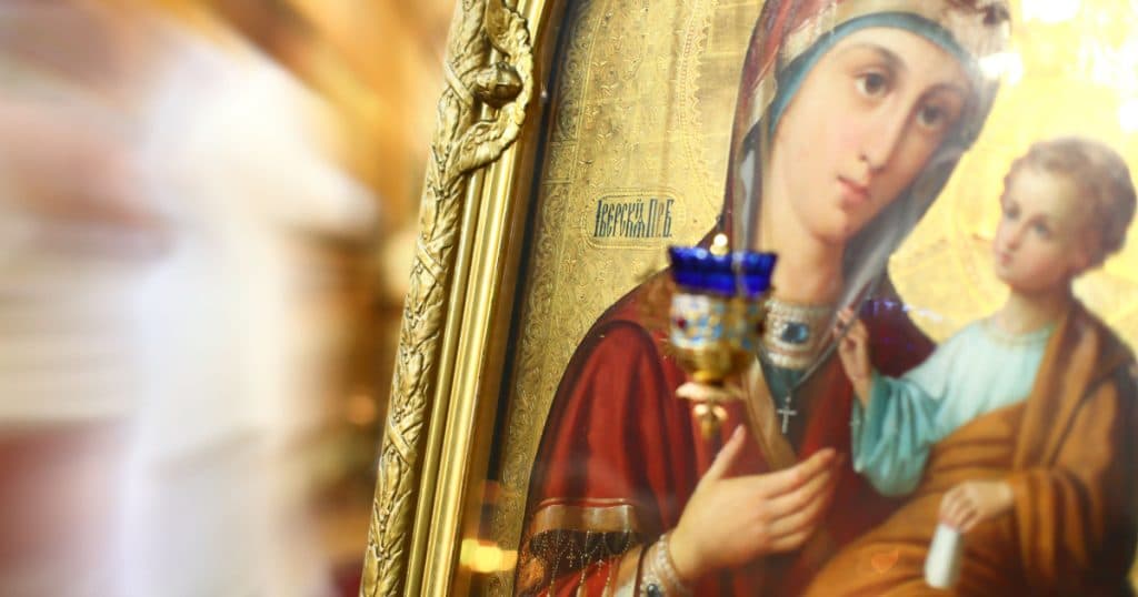 O icoană a rămas neatinsă de flăcări la Brașov, după un incendiu în care au fost distruse trei case.