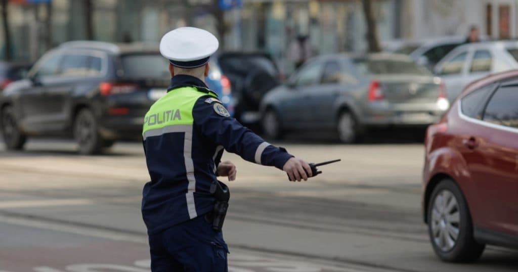 O mașină de poliție a fost avariată în Sectorul 1 după ce un șofer aflat sub influența alcoolului nu a oprit la semnalele agenților. Ce viteză avea?