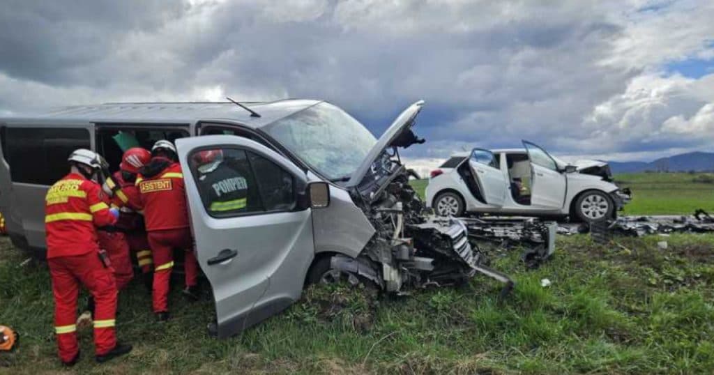 O persoană a decedat și alte cinci au fost rănite în urma coliziunii frontale dintre un autoturism și un microbuz pe DN 13.