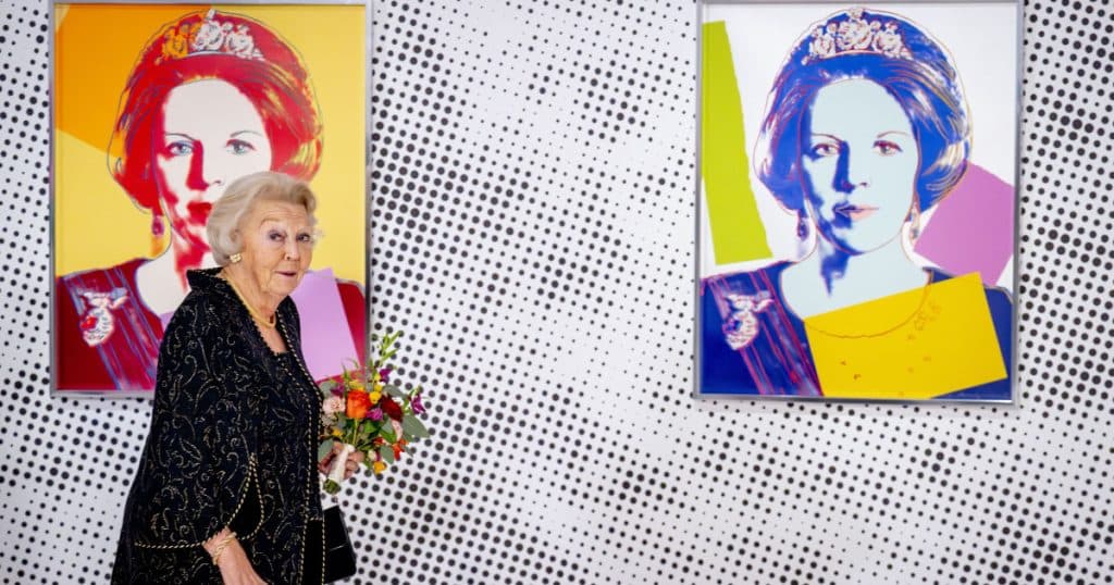 O primărie din Olanda a aruncat din greșeală la gunoi un portret al Reginei Beatrix, realizat de Warhol. „Ne pare rău pentru acest incident”
