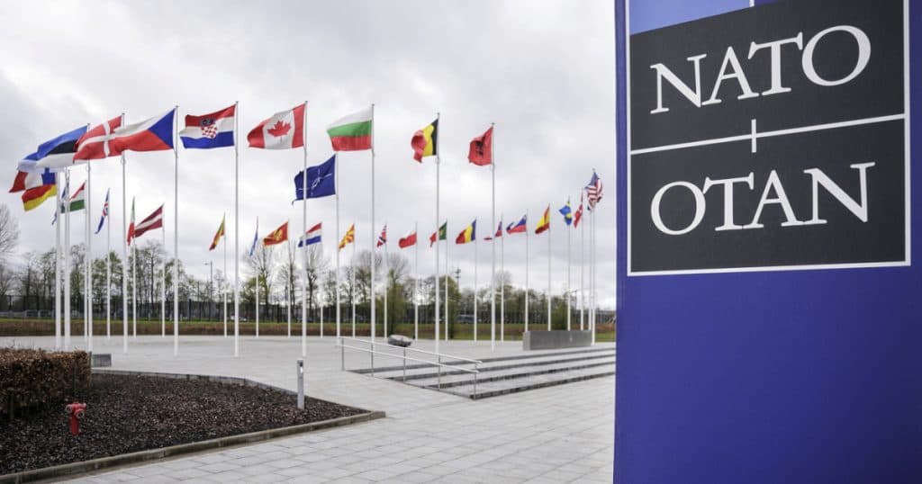 Oficialii NATO își modifică discursul referitor la climă, gen și diversitate pentru a se adapta administrației Trump (Politico)