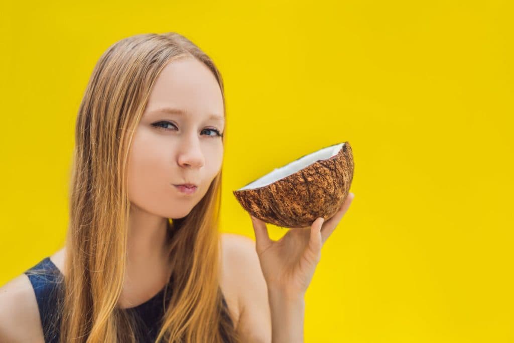 Clătirea cu ulei pentru igiena orală: Beneficii și descoperiri recente în Oil Pulling