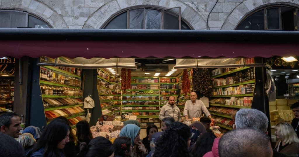 Opoziția turcă solicită un boicot comercial: cetățenii sunt încurajați să evite achizițiile de la firmele percepute ca fiind pro-Erdogan.